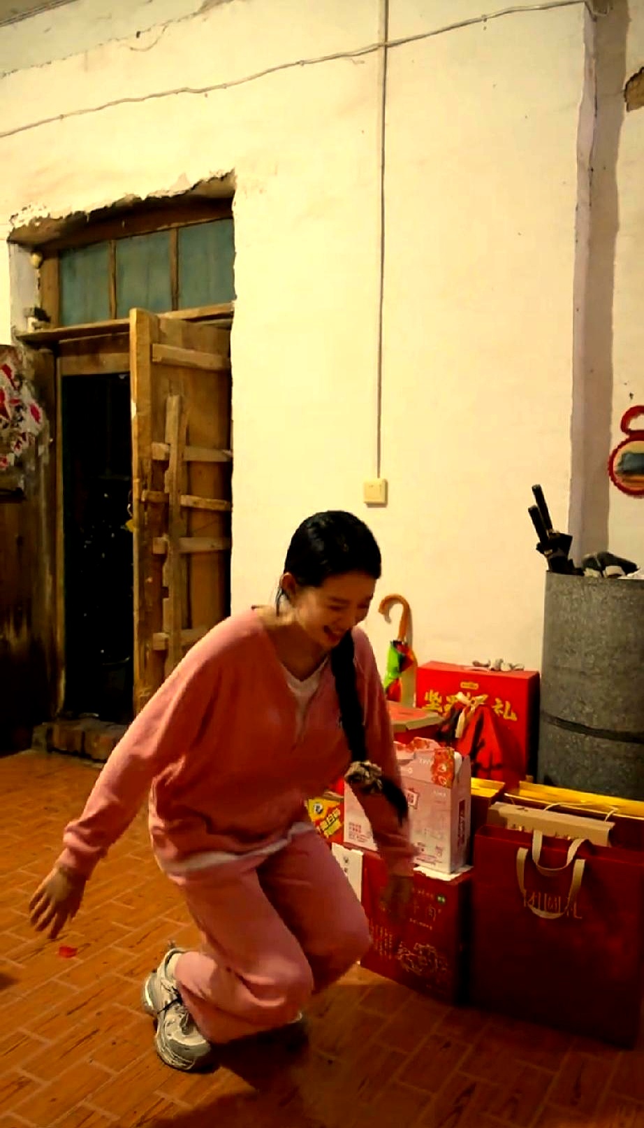 代发鸟怎么用：河南姑娘麦小登，带货助乡亲致富，旧房漏雨仍待重建