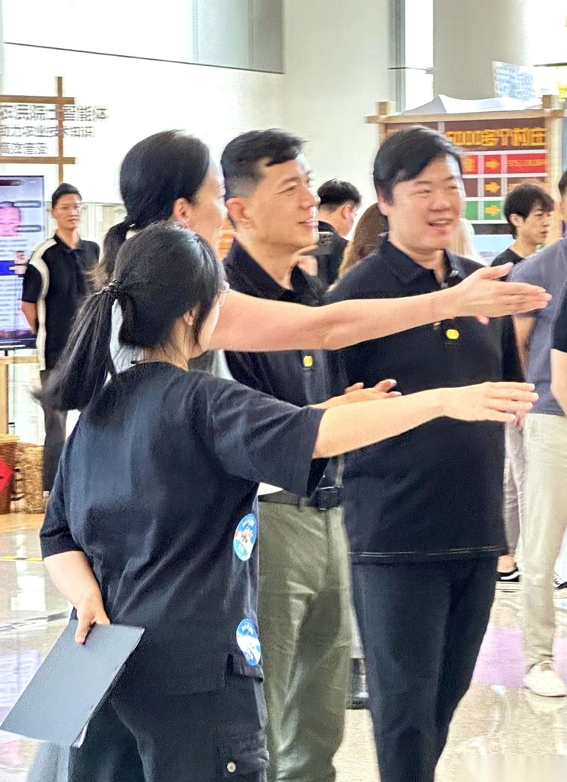 巨辉礼品代发网：李彦宏与雷军，隐形人和热搜王的互联网对比与反思