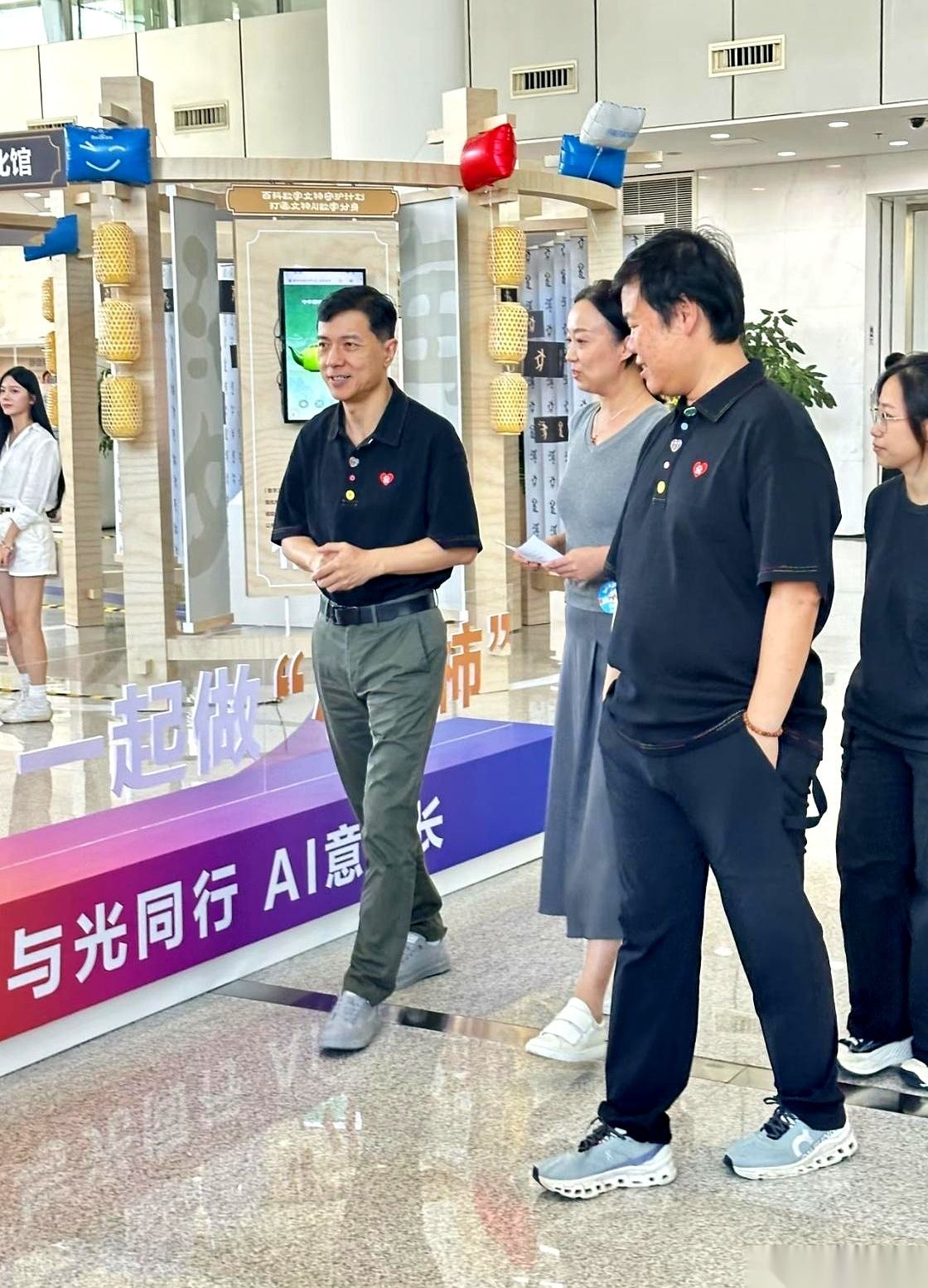 巨辉礼品代发网：李彦宏与雷军，隐形人和热搜王的互联网对比与反思