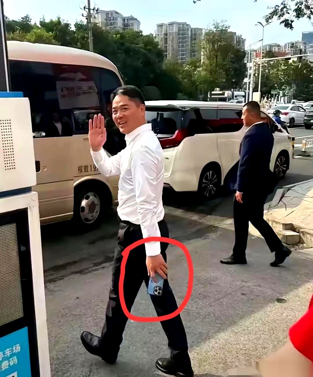 雀丝礼品网：刘强东手机引发热议，大佬选择背后的真正意义与心理探讨
