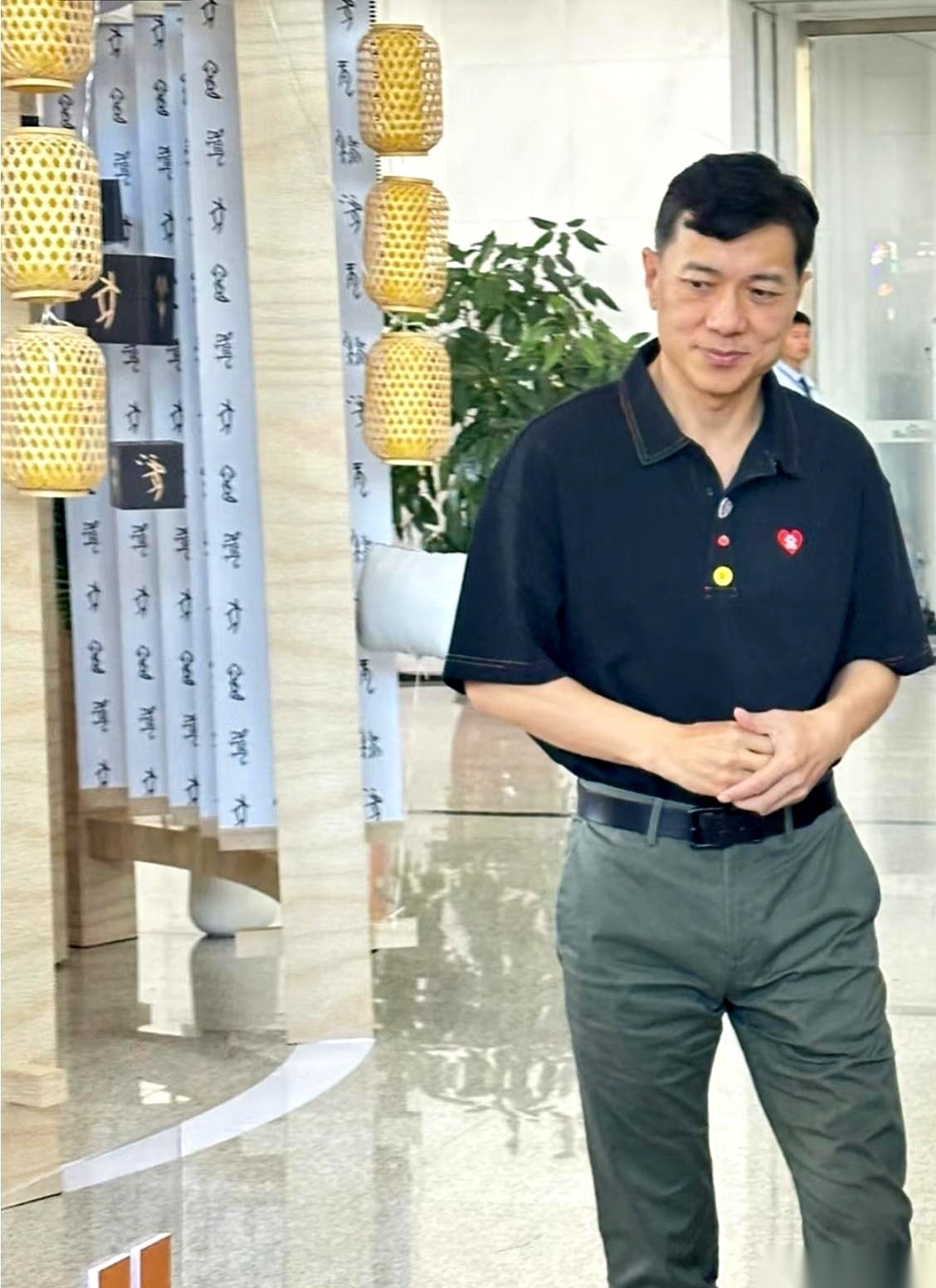 巨辉礼品代发网：李彦宏与雷军，隐形人和热搜王的互联网对比与反思