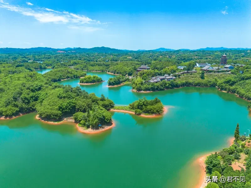 小Z助手：青山何时老去？内心的坚韧与岁月的智慧对话