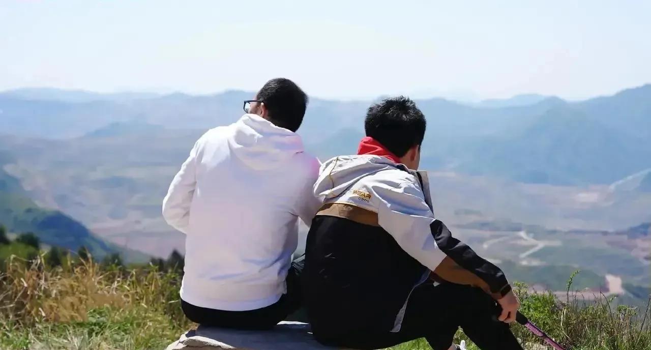 易出评拼多多：董宇辉，不忘初心与责任感，选择留在东方甄选的背后故事