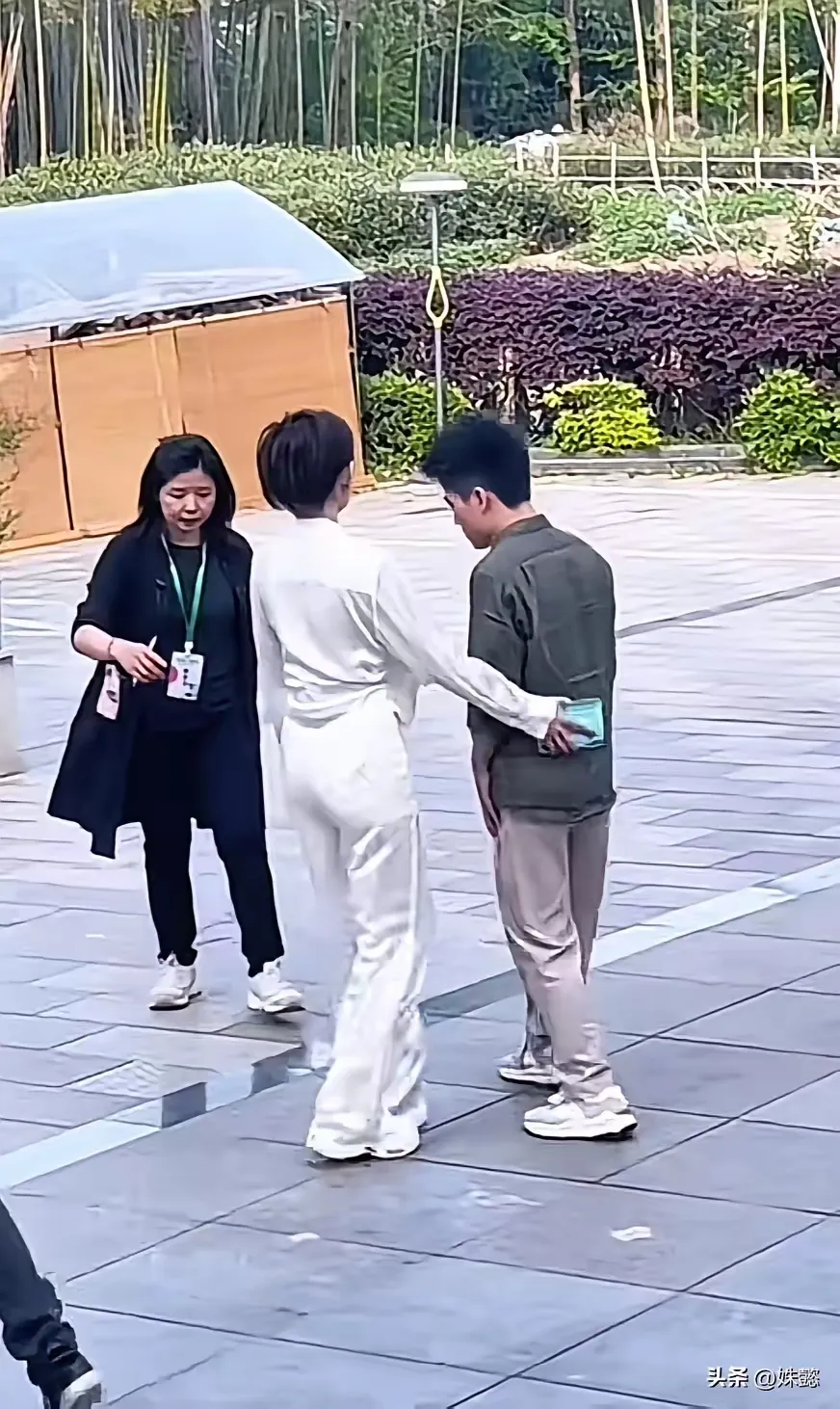 51助手：央视龙洋对董宇辉的温暖关怀，职场中的传承与支持