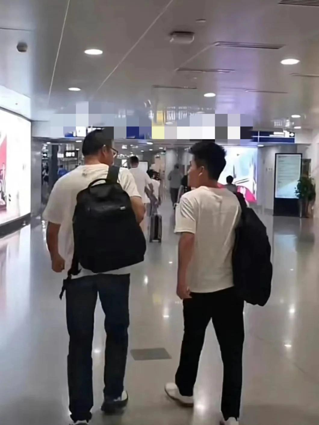 领先助手：董宇辉，从客服到中国顶级电商主持人的励志传奇与企业文化反思