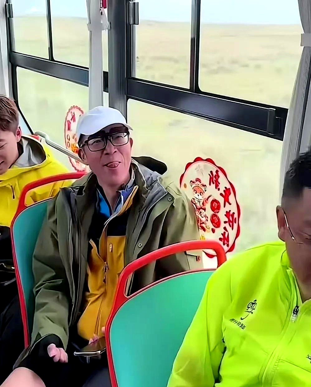 小Q助手入口：俞敏洪骑行翻车搞笑瞬间，摔跤也能自嘲的成功人生哲理