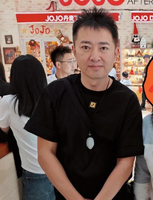 多多留评app：52岁任泉低调巡店，成功转型商业大亨引关注
