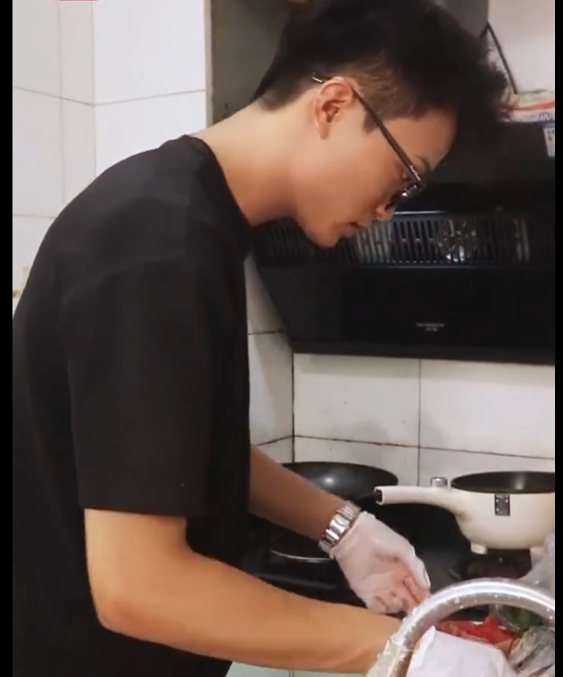 易团助手：年轻人上门做饭新兴市场，兼职生意引发安全法律关注