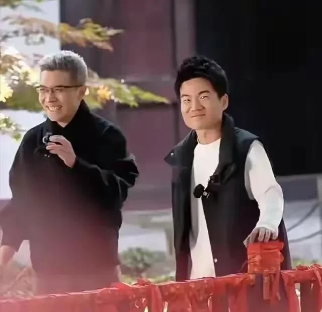J助手教程：董宇辉与央视名嘴合作，低调背后的学习与成长策略分析