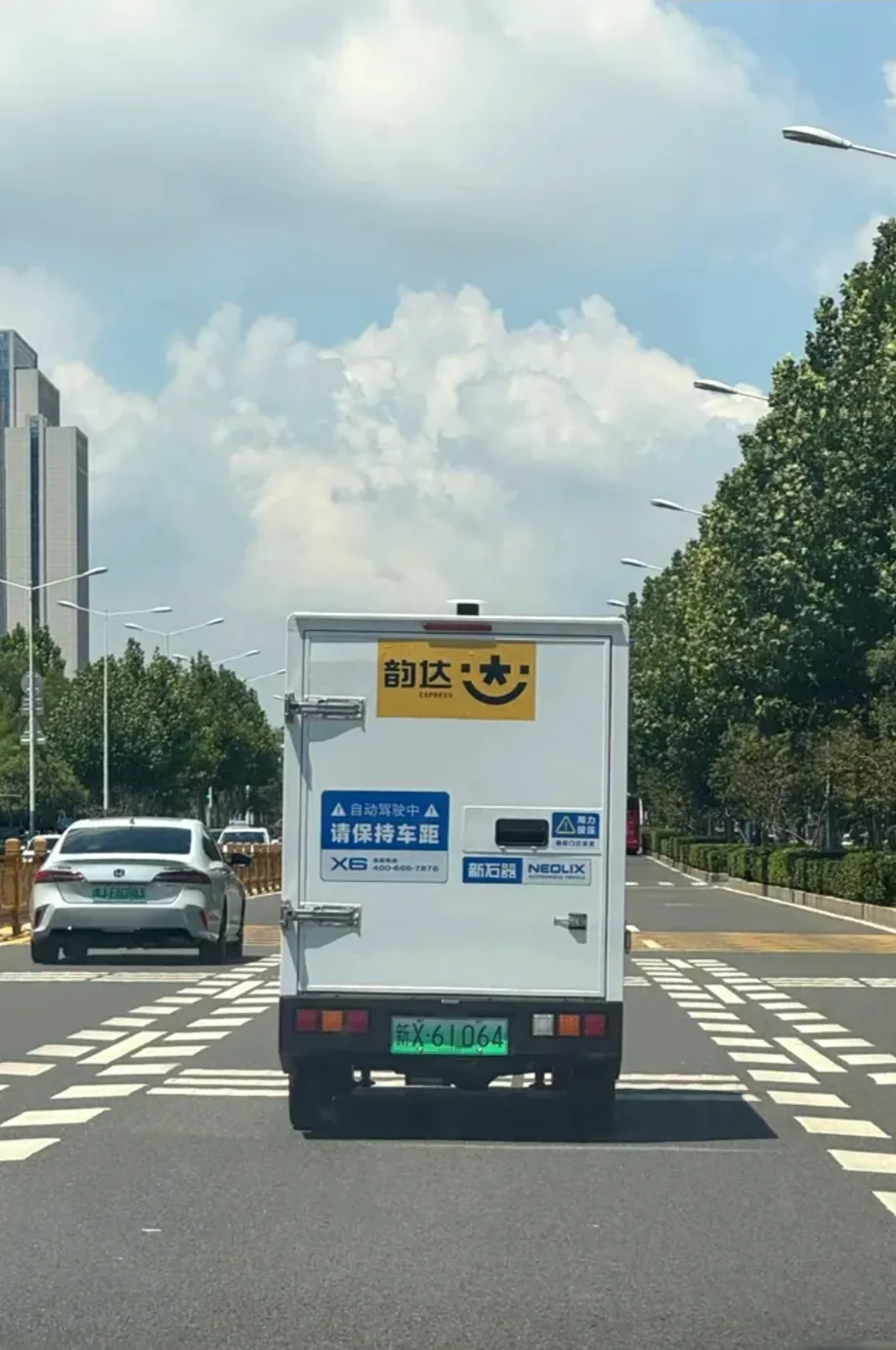 51助手卡密：山东泰安韵达无人配送车首航，智慧物流开启新纪元！