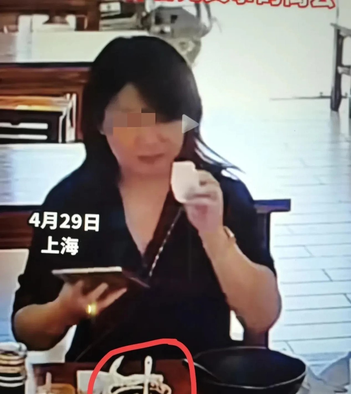 J助手：上海餐馆惊现恶心行为，黑衣女顾客将鼻涕纸塞入辣椒罐引发热议