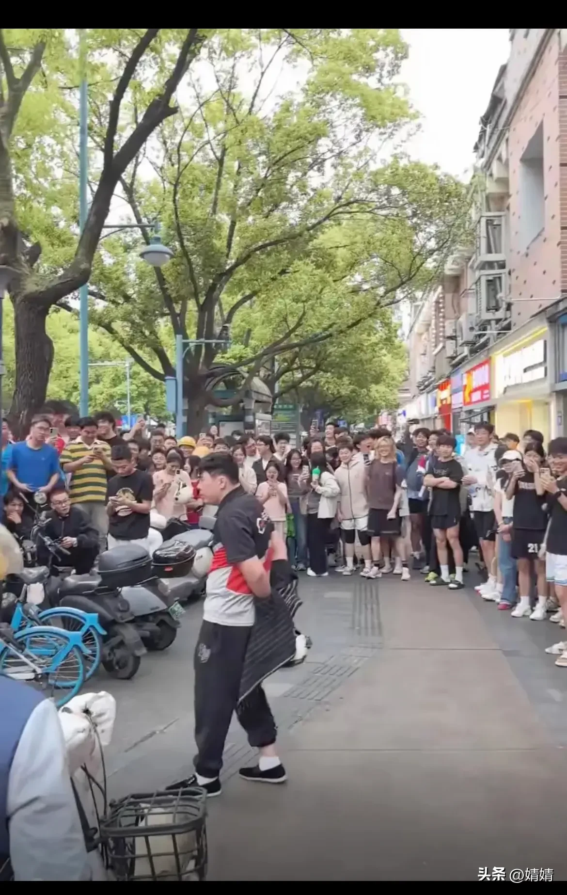 权重大师小号：顺丰快递小哥目睹女友与他人约会，网友热议网红情感不靠谱现象