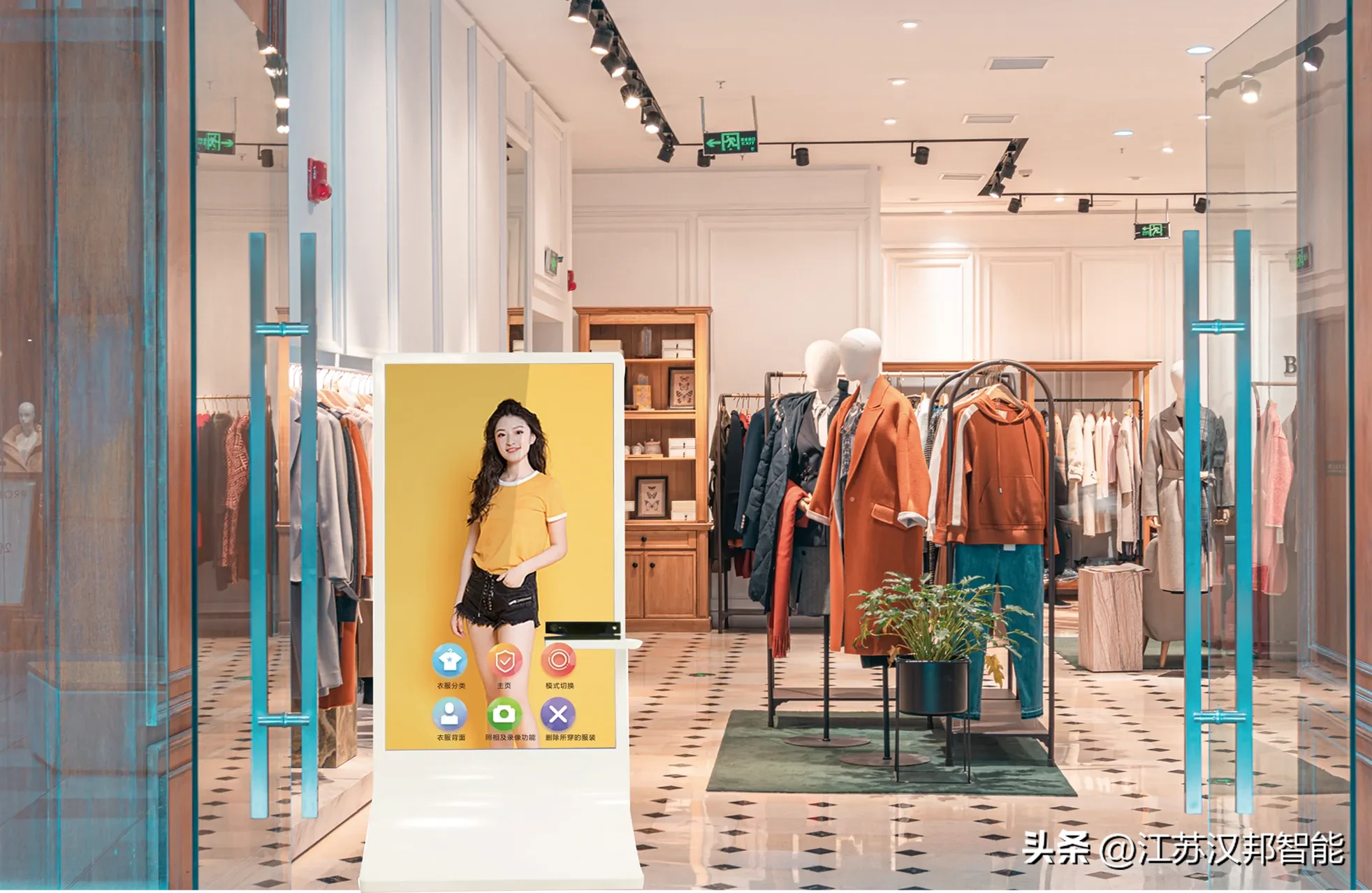 觉醒助手下载官网：AR试衣镜如何颠覆购物体验？服装行业新趋势揭秘！