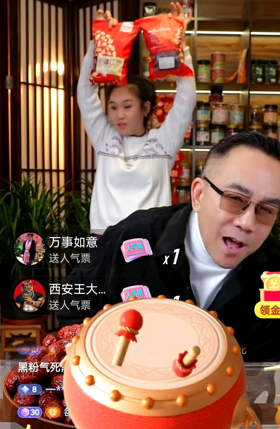 蓝天助手：相声演员杨议直播意外走红“花秋裤”梗，跨界带货引发热潮