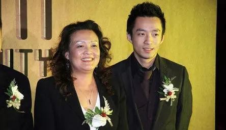 黎明助手：王思聪与汪小菲的恩怨，从婚礼争端到飞机上的尴尬重逢