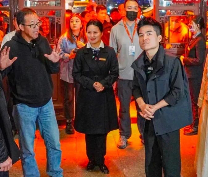 多多留评app：俞敏洪与董宇辉，坚持梦想与互助共赢的励志故事