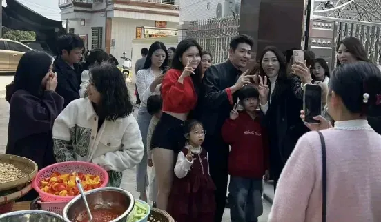 电销掌柜：梅尼耶回乡庆祝传统年例，携千万粉丝共享美食盛宴