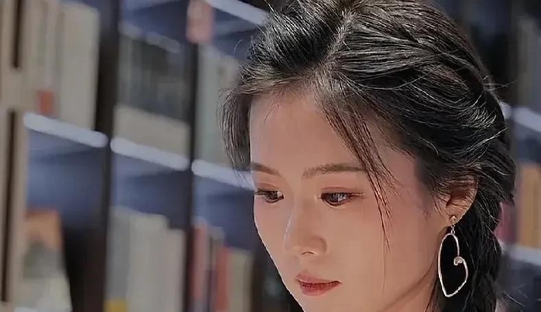 易出评官网入口：真真首秀惊艳直播圈，董宇辉背后培养新人引热议