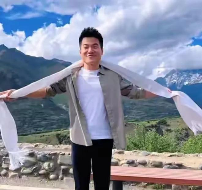 超单助手开团软件：董宇辉与俞敏洪的对决，权力、初心与历史教训解析