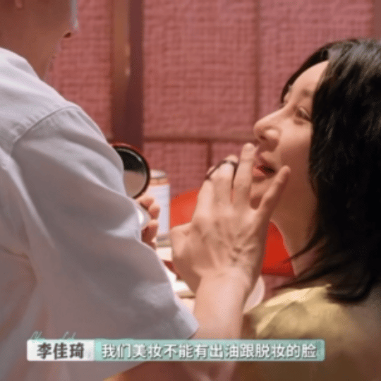 优选助手：李佳琦在《巴黎合伙人》火锅聚会中展示美妆专业技巧，幽默种草引发笑声