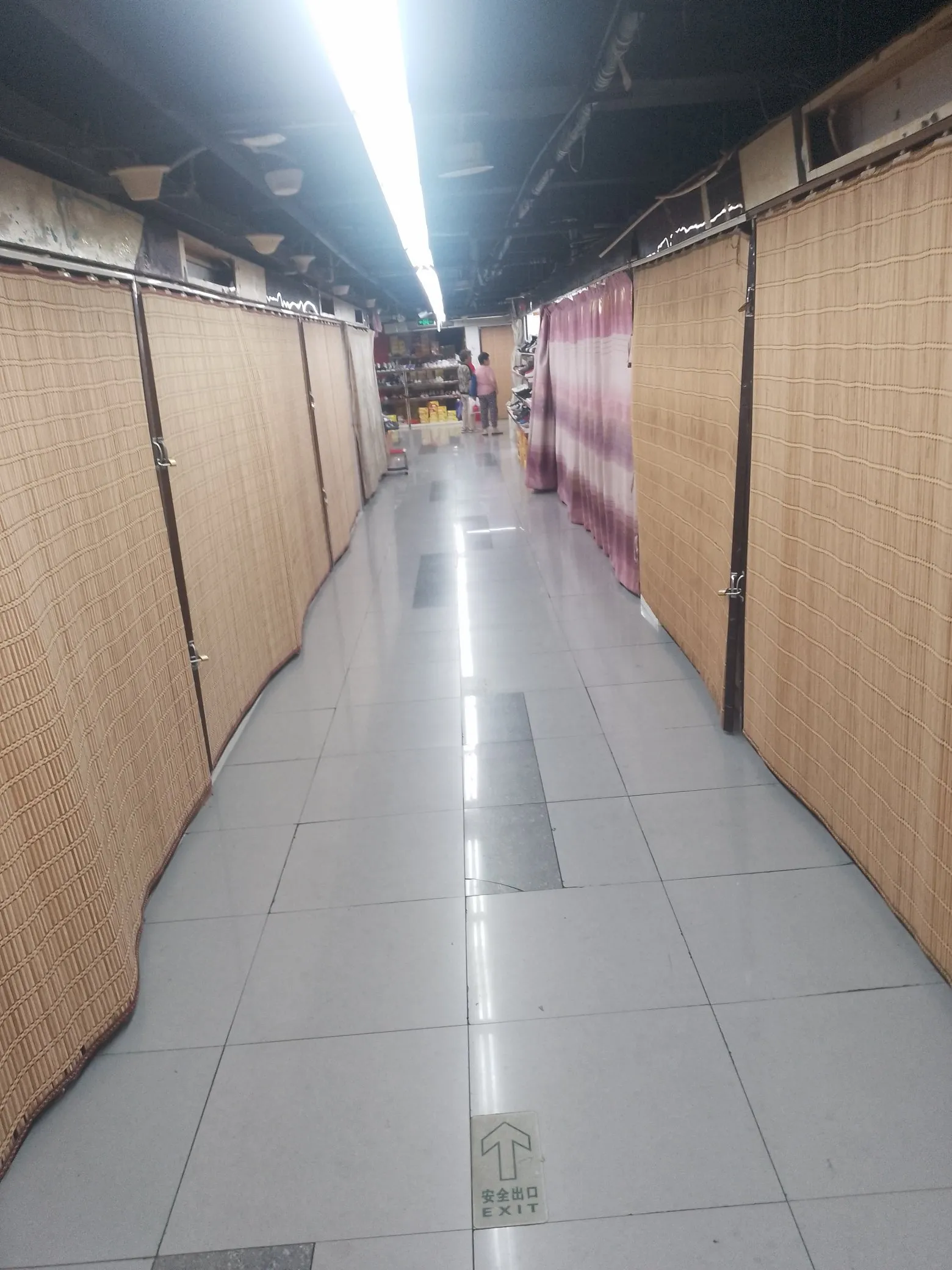小Q助手网站：南京实体店生意困境，电商竞争与经营策略调整分析