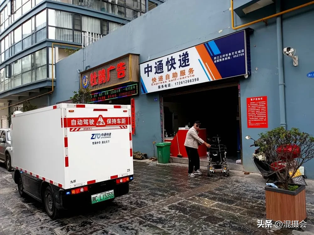 超评助手使用方法：县城快递服务乱象，收费超时占用费引发的不满与质疑