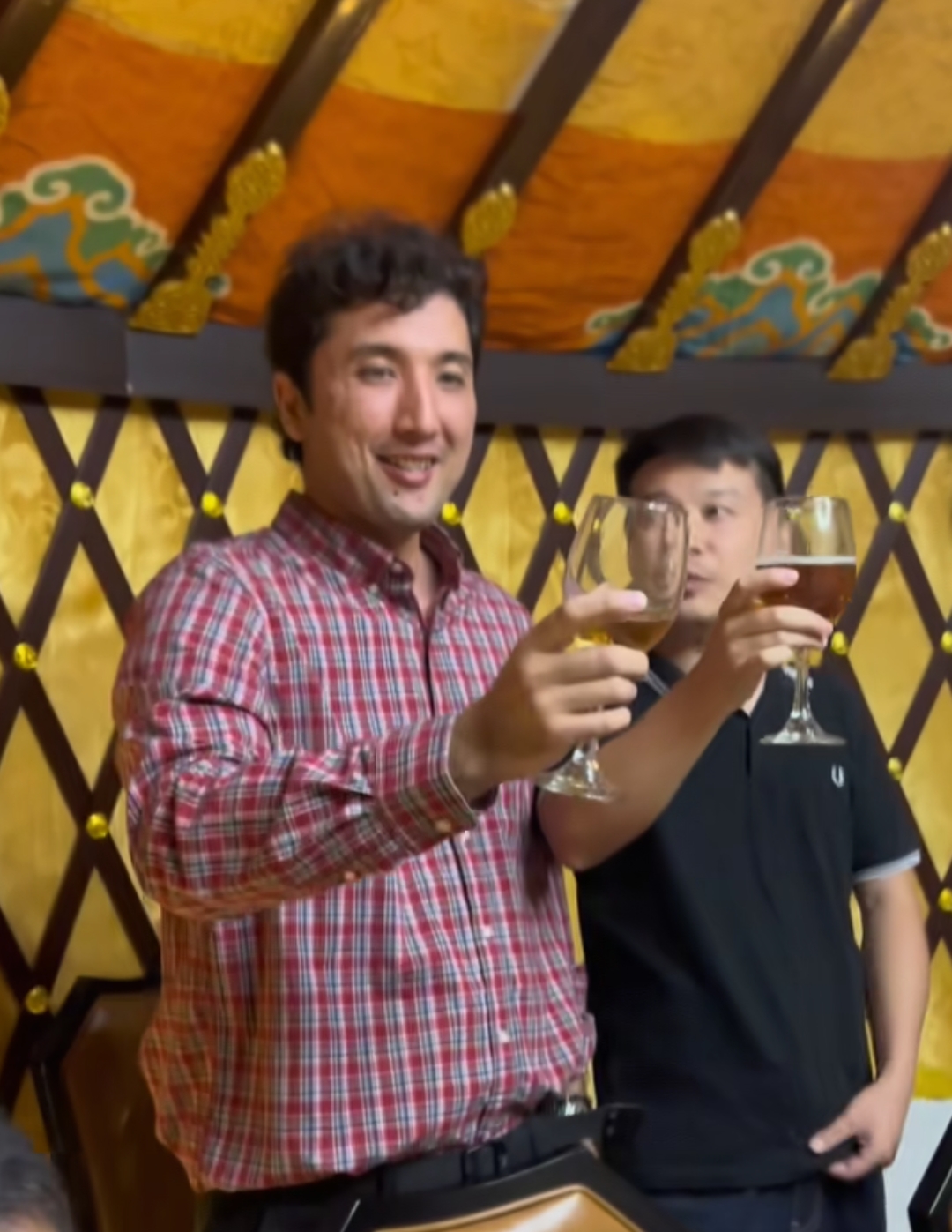 多多出评助手软件：俞敏洪与狼戈之子菲如东的偶遇，新东方员工的新机缘