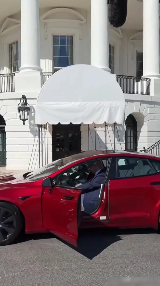 51助手：特朗普亲自下单特斯拉Model S，助力股价回升引发争议