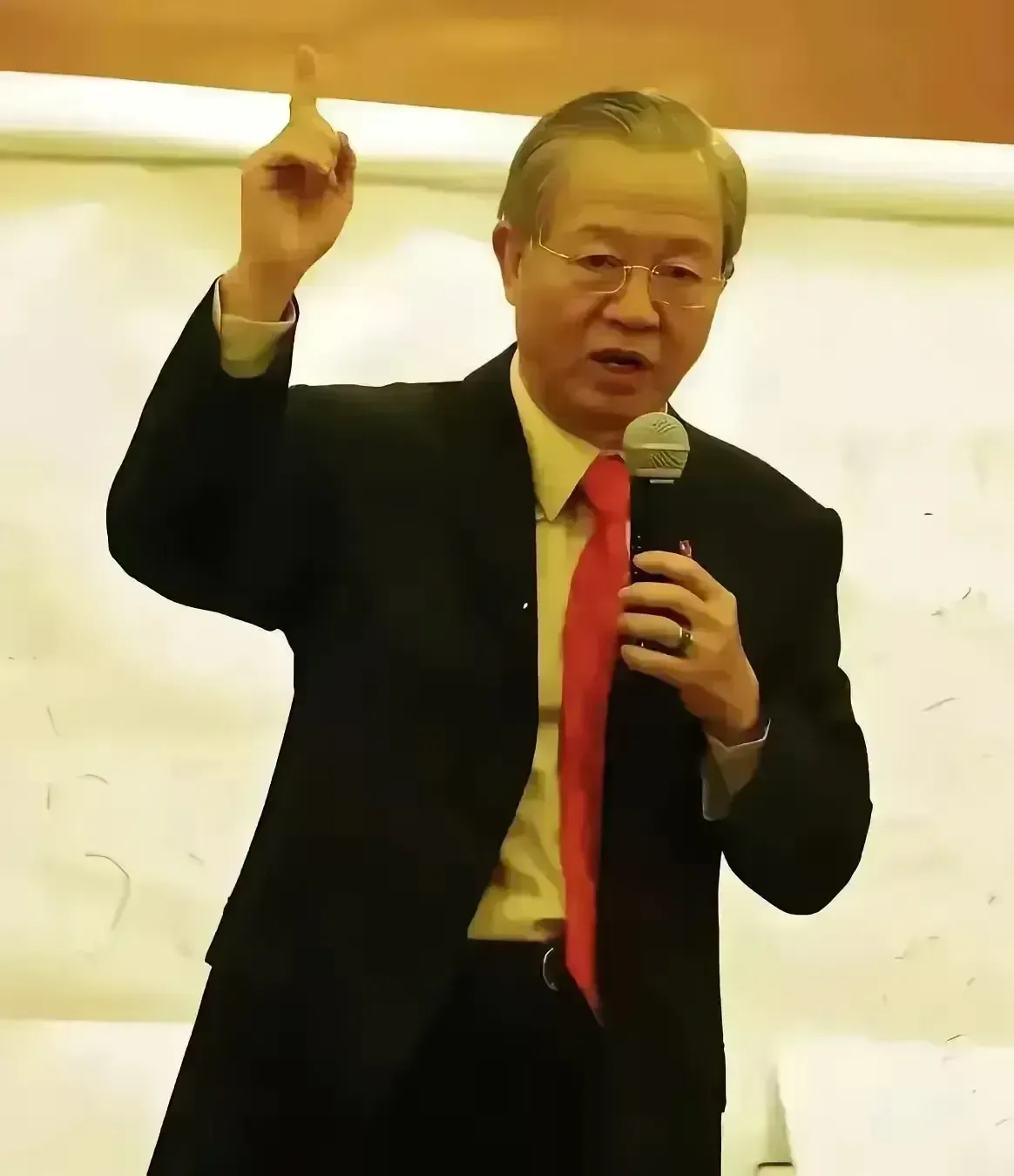 多多留评：美国贸易策略揭秘，胡萝卜加大棒的精明手法与全球影响