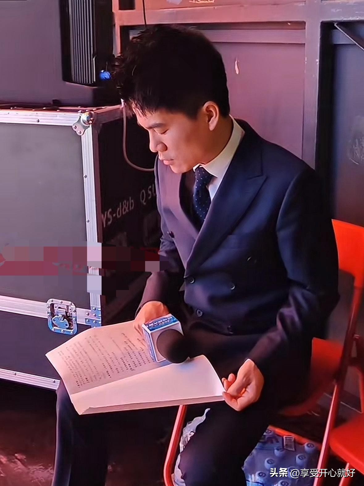 易单助手：打工人日常，当红主播宇辉连轴转疲惫不堪，网友呼吁辞职去天桥贴膜
