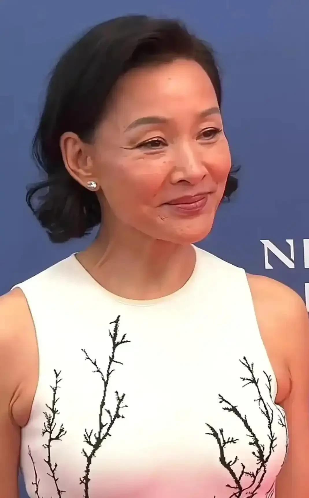 评分助手：60后明星带货翻车，怀旧对话引发年轻观众反感，直播现场成笑料