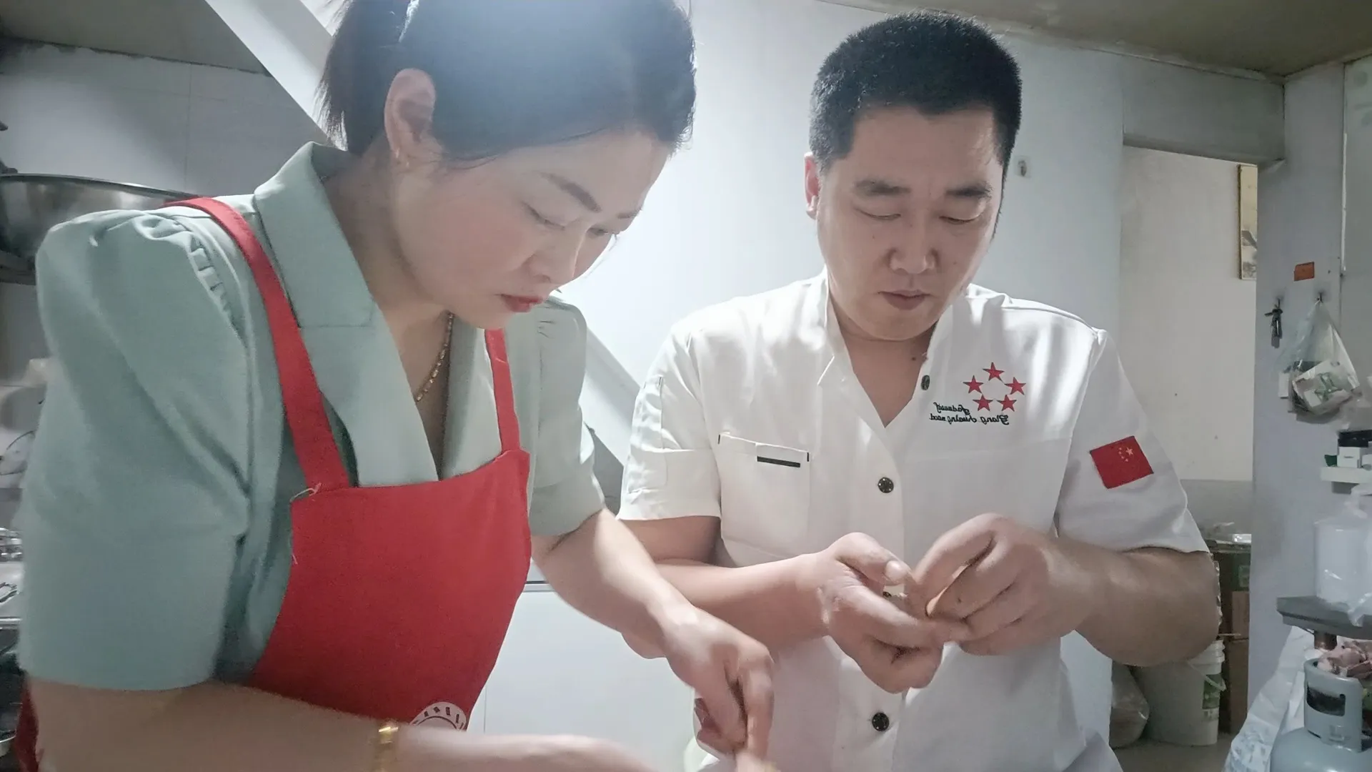 51助手软件官网：忙碌早餐店的生活与挑战，家庭团结的温暖时刻