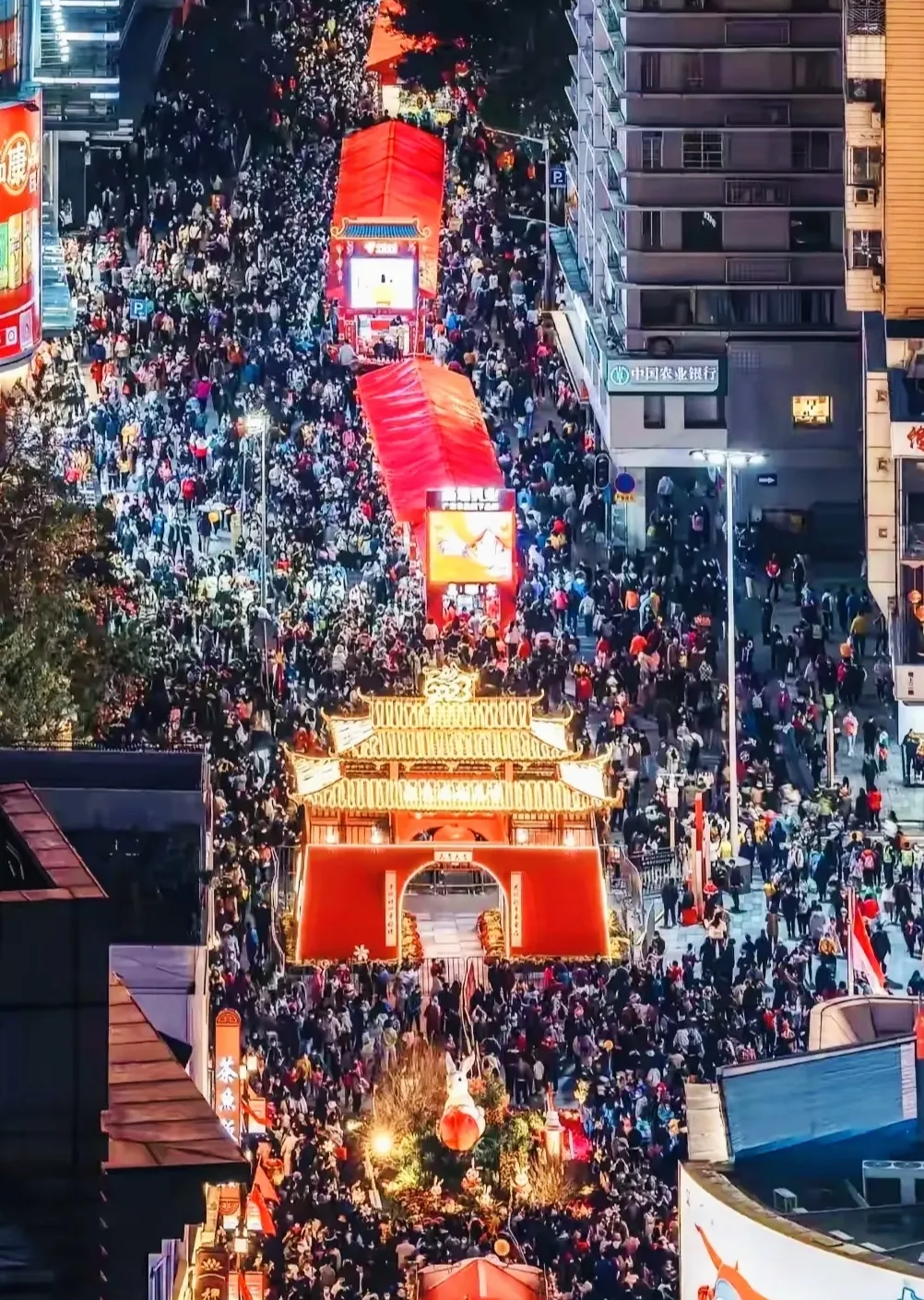 权重大师出评软件：五一假期中国小城旅游热潮，外国游客纷至沓来体验文化魅力！