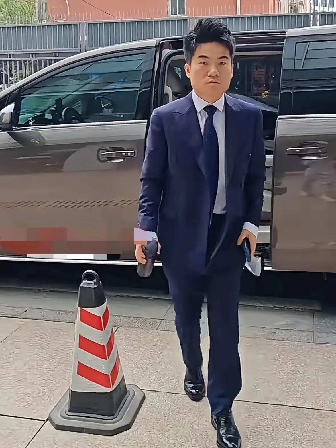 无名助手：董宇辉转型成功，跨界主持大赛引发热议！