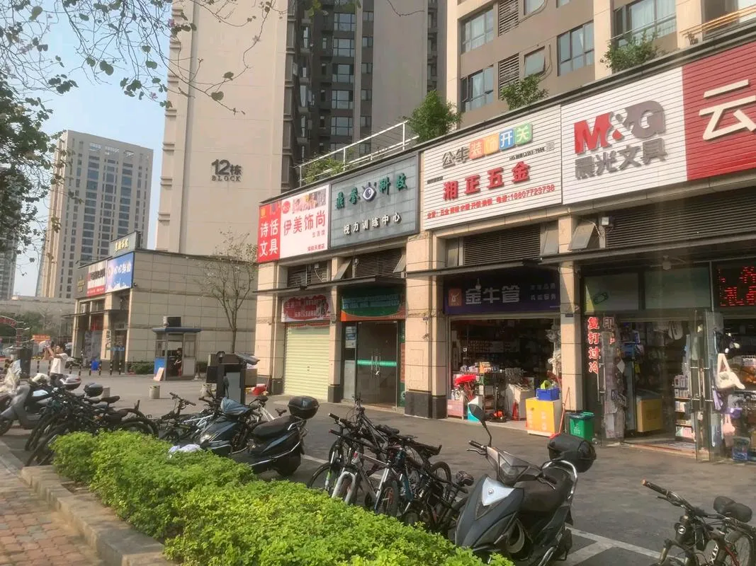 小G助手下载安装：郑州男子遭新房东砸门，法律原则“买卖不破租赁”引发的租赁纠纷