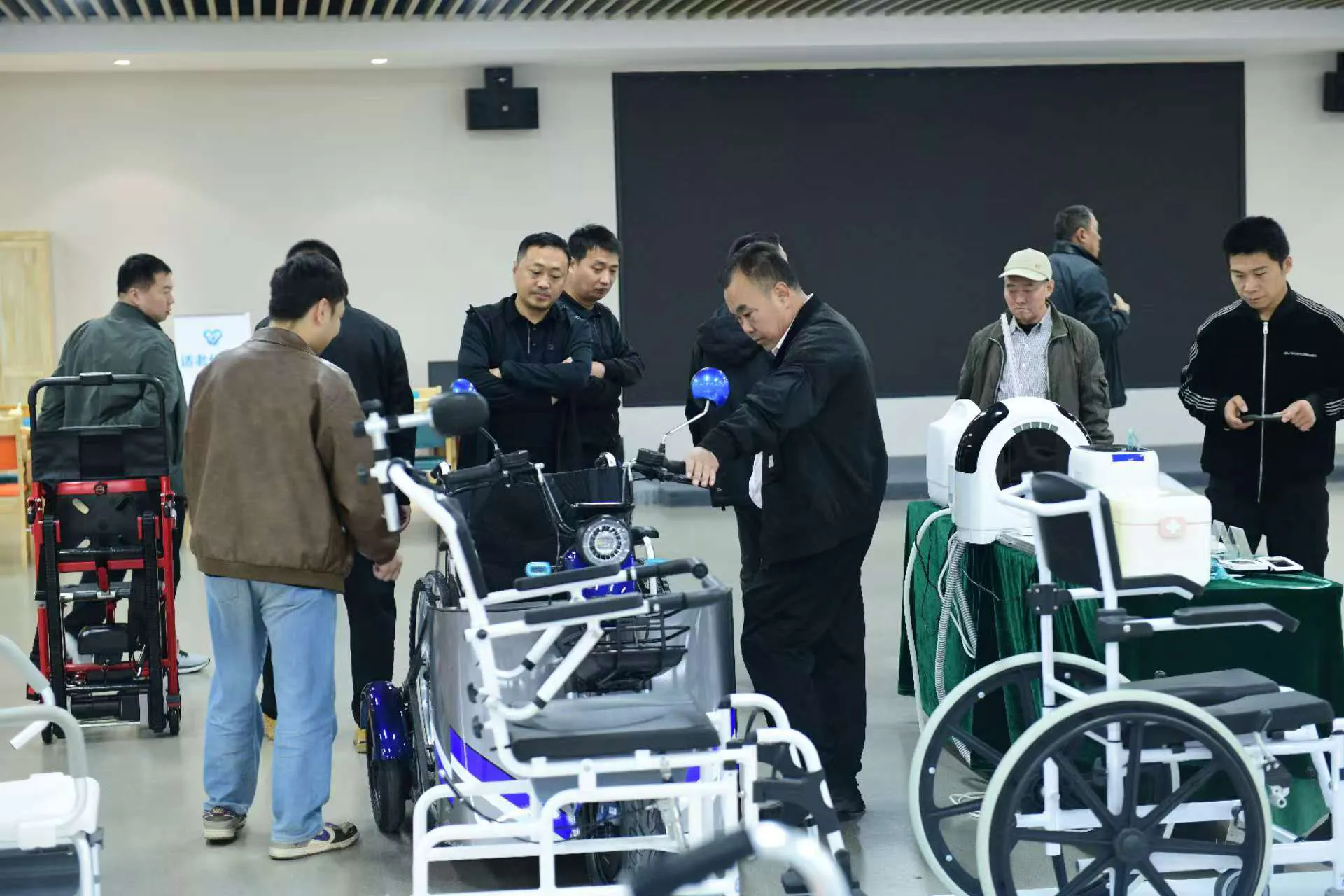 超评助手小号：河北伟誉医疗康养科技，助力老年人生活智能化与便利化的创新产品展示