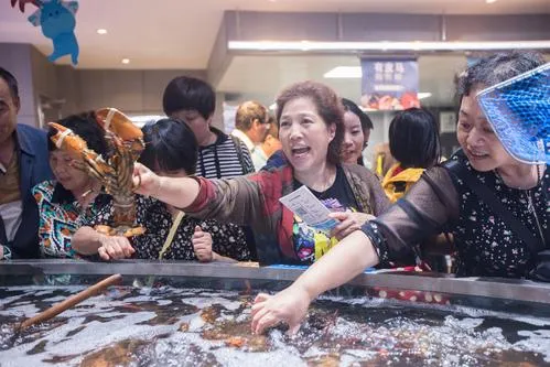 易评助手软件下载：杭州山姆超市年货采购热潮，春节团聚的购物战场与温情故事