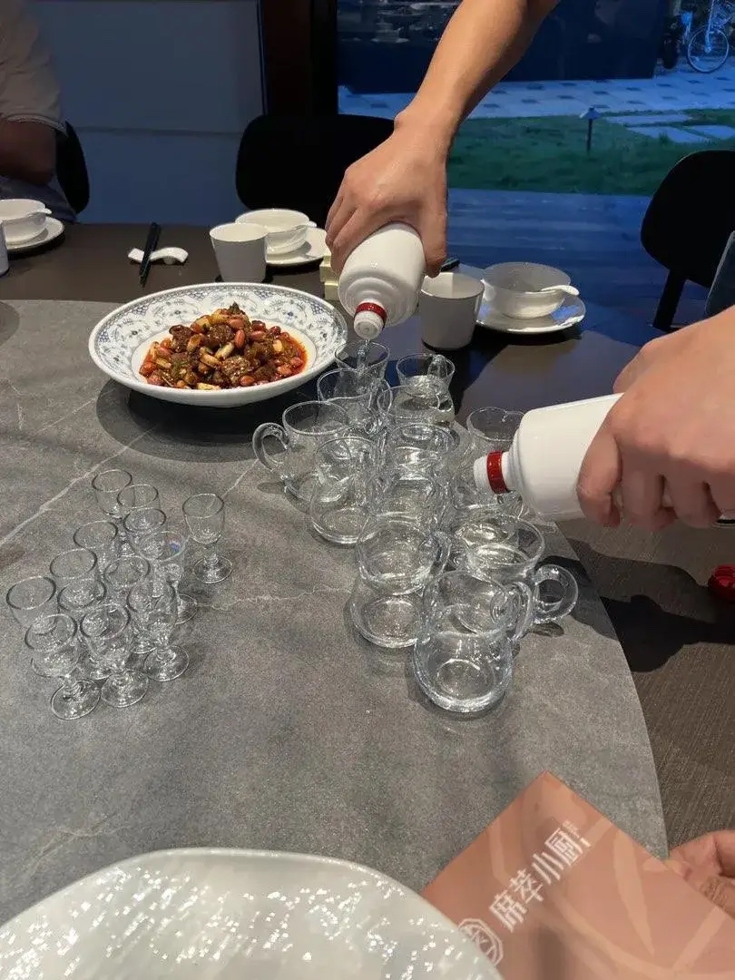 优选助手：白酒行业信任危机，库存过剩与消费趋势的挑战分析