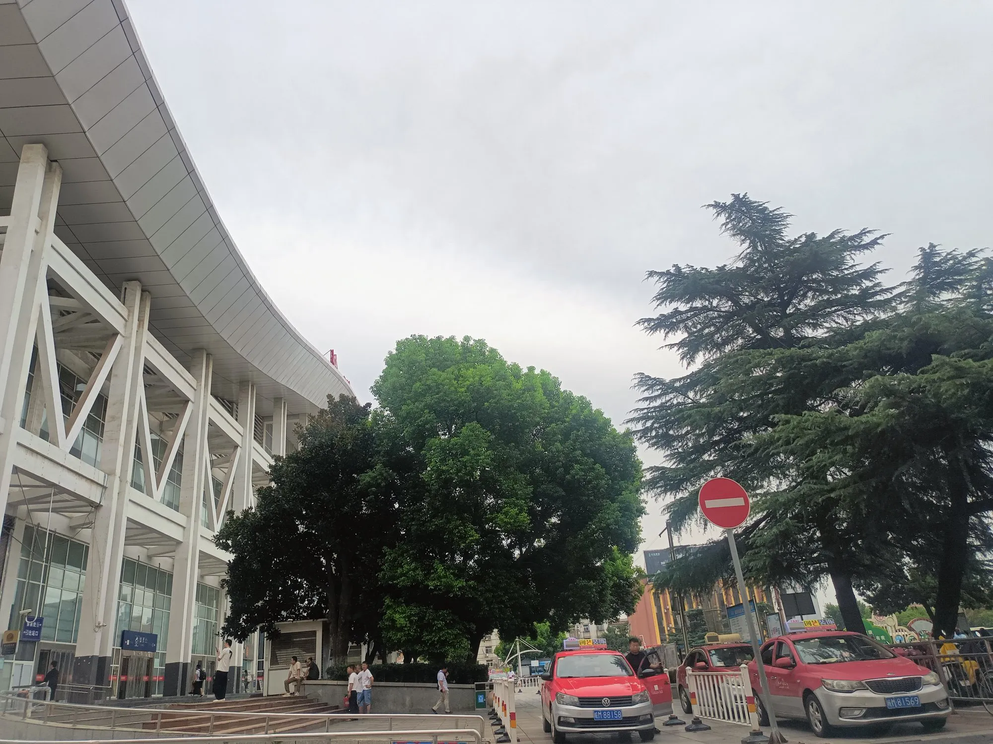 小Q助手教程：在巅峰与低谷之间，从饭店老板娘的故事看谦虚的重要性