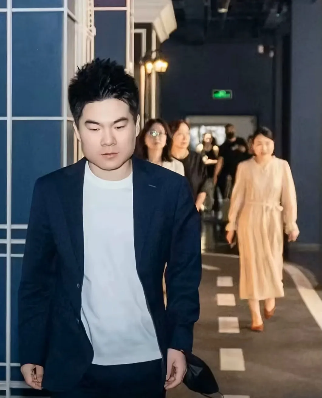 超评助手：董宇辉的成长与坚持，从小直播间到商业奇迹的启示