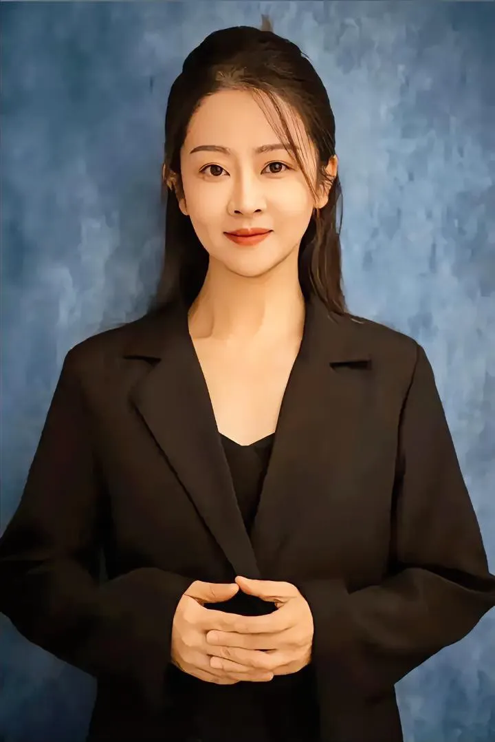 小C助手：胡懿娟重返北大，推动中国量子人工智能研究新纪元