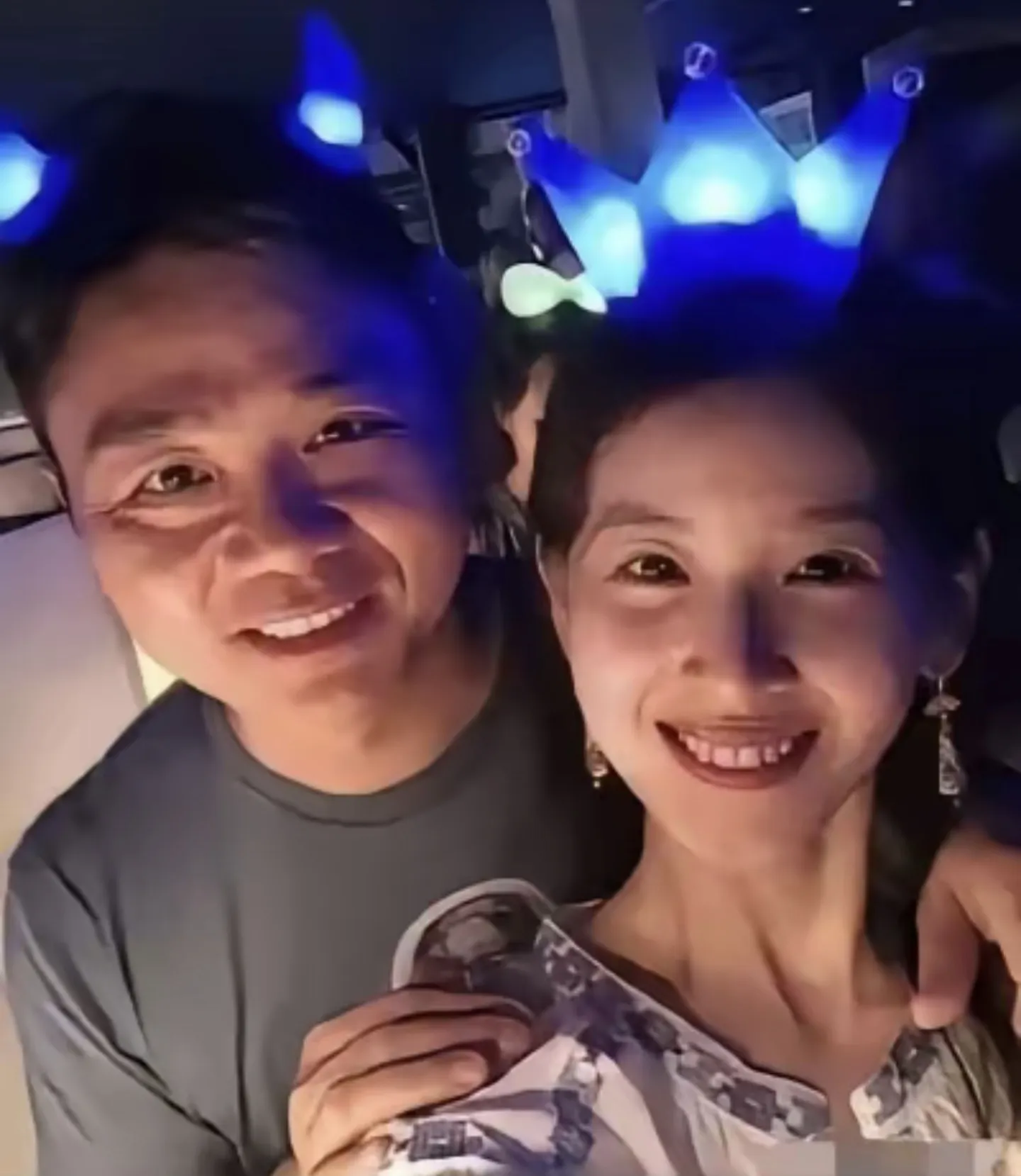 小评评助手：刘强东每年资助妹夫百万背后故事，亲情与责任的深刻联系
