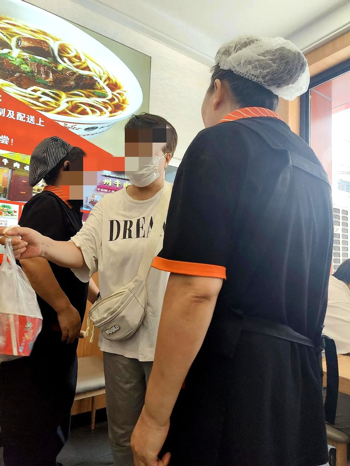 多多留评：沈阳牛肉面店冲突，公共空间与商业规则的对抗