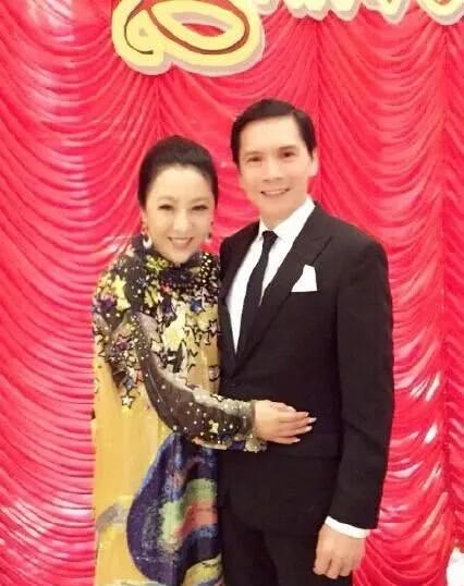 增强助手：刘德华倾诉债务危机，向太豪爽支票温暖人心