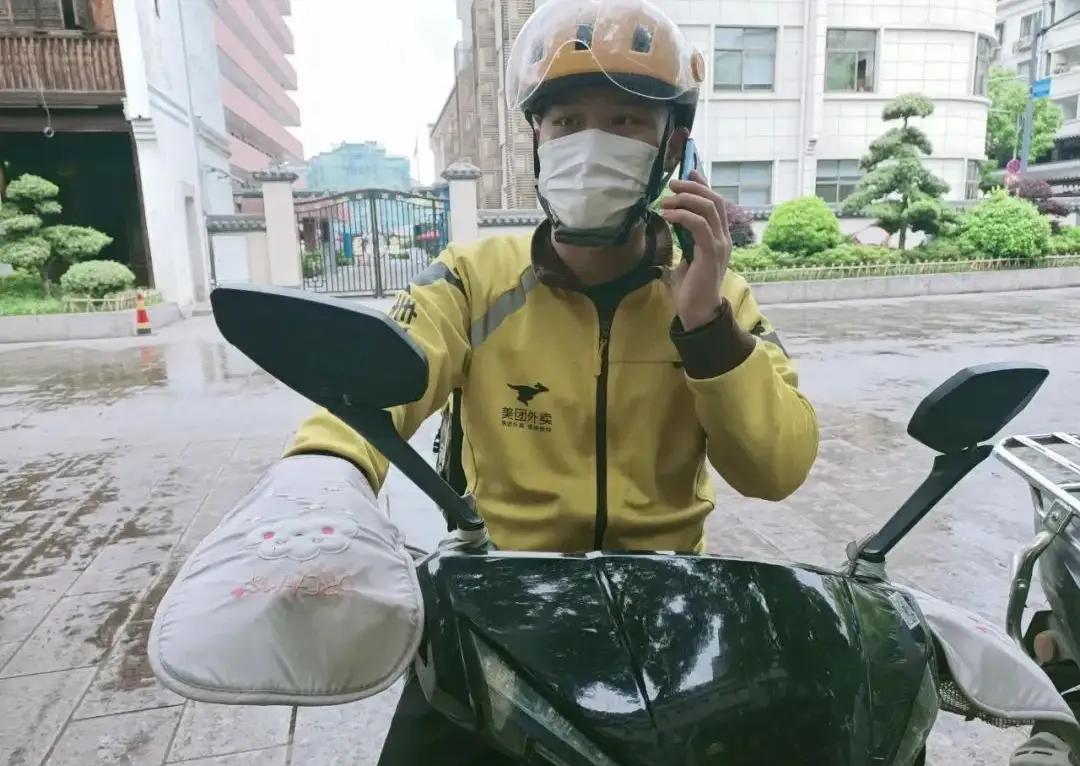 易评助手使用方法：外卖小哥的善举，从送餐到关爱孤寡老人，五年不变心