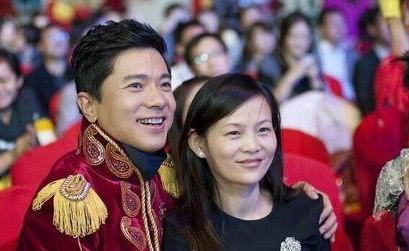 易出评下载安装:李彦宏与马东敏,不被标签束缚的真实爱情故事 易出评下载安装:李彦宏与马东敏,不被标签束缚的真实爱情故事