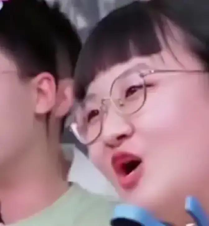 小P助手：东方甄选直播间新生，两位主播的职业转折与董宇辉的接纳