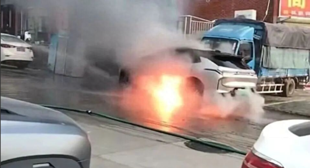 爆款助手：安徽领克新能源车爆燃，热故障警报引发安全讨论及调查进展