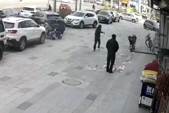 易出评补单软件：男子取款5万元被风刮走，邻居齐心协力帮忙捡回全数现金