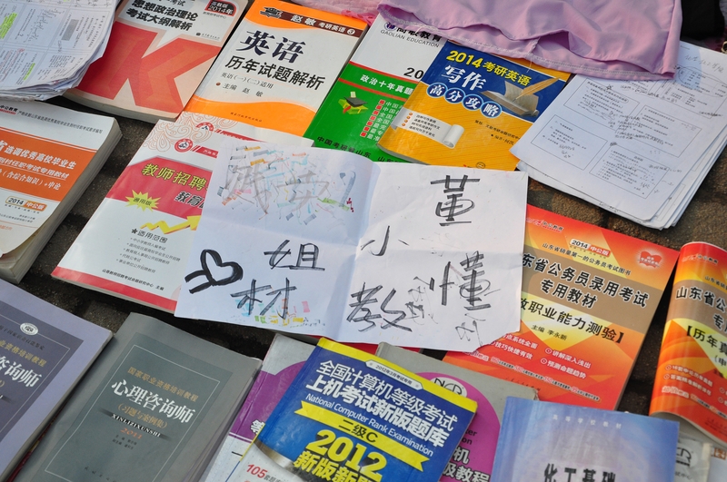 易评助手下载官网：大学生摆摊遭恶性竞争，创业梦何以维系？